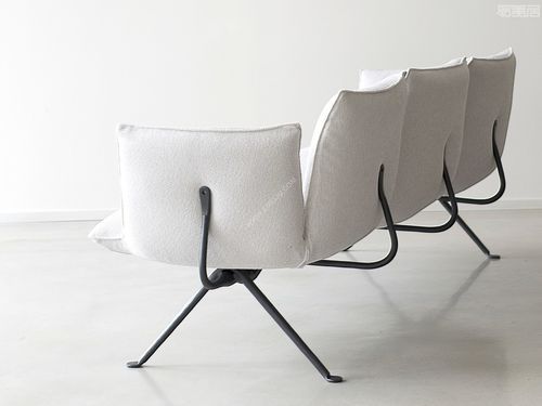 意大利家具品牌magis出软垫产品和两个座位的长椅